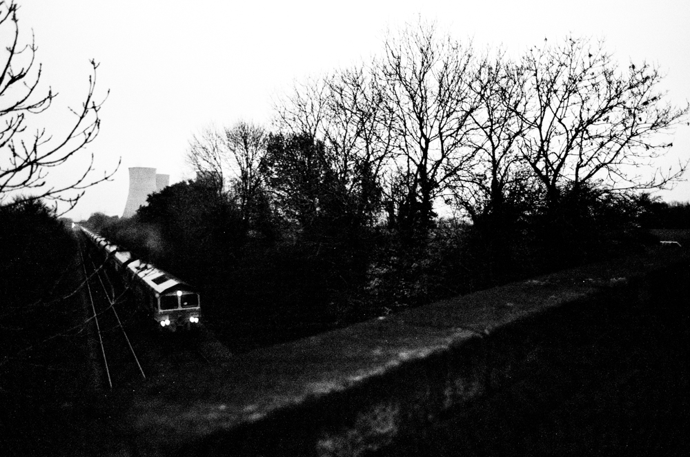 Coal finale
The last tranche of South African coal deliveries to West Burton are underway. 66557 leaves the power station after delivering another 1,500 tonnes
