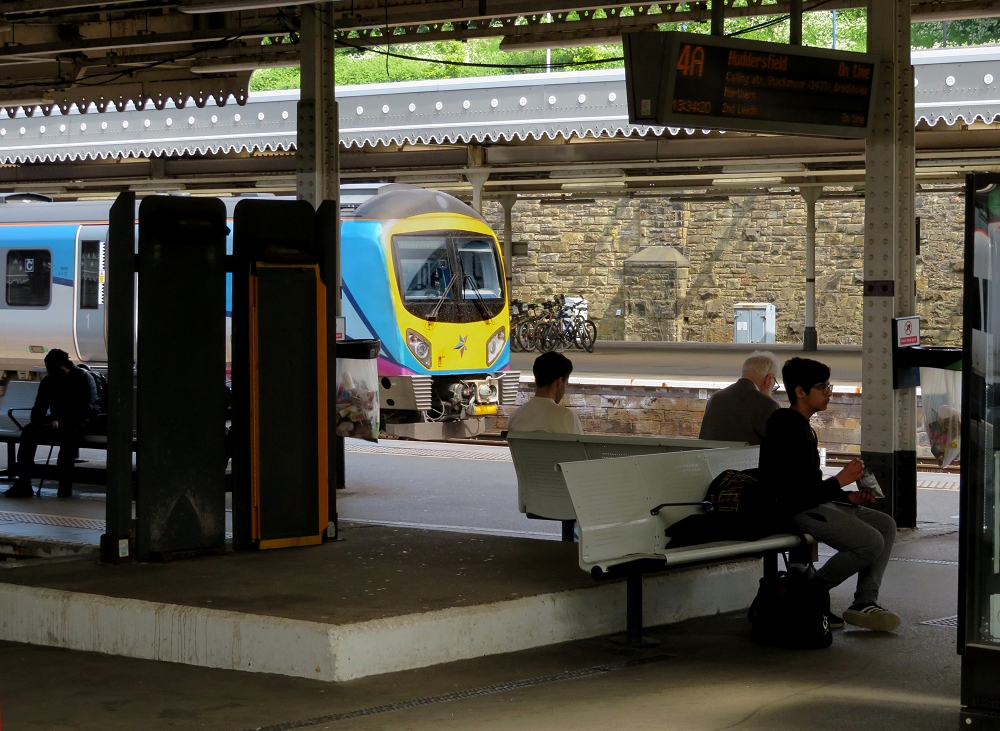 Waiting at Doncaster
185 109 and passengers both wait at Doncaster
