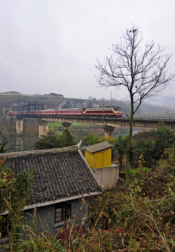 "One road flat and safe"
Shaoshan 7E electric locomotive leaves Kaili in Guizhou province with a train to Kunming in Yunnan province, in southwest China.
Keywords: Shaoshan 7E, Kaili, Guizhou, Kunming, Yunnan, China.