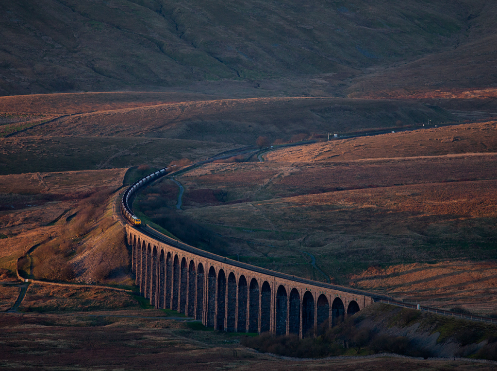 Last light 'Liner
Freightliner MGR approaches Ribblehead viaduct
