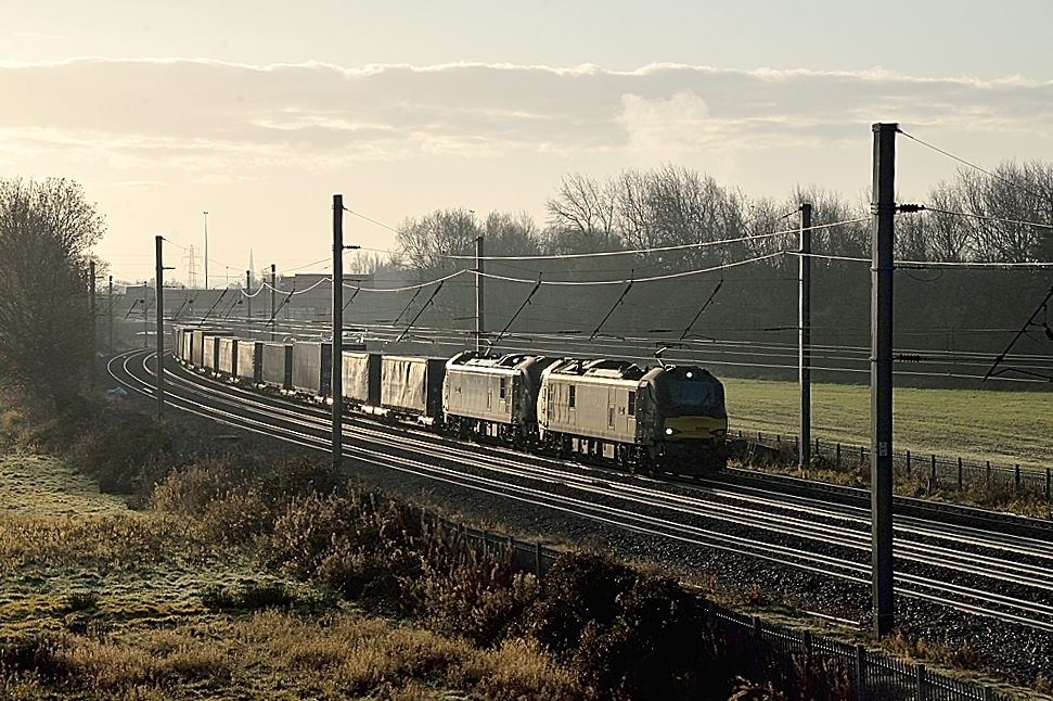 Double-headed TescoLiner
The daily Daventry - Mossend TescoLiner curves through Winwick shortly after sunrise en route to Mossed
