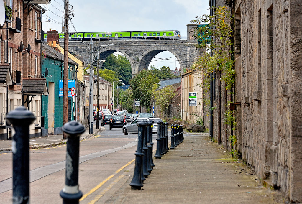 Bollards
An unidentified Iarnród Éireann Class 29000 crosses the Boyne Bridge at Drogheda with the 12:50 Dundalk Clarke – Dublin Pearse Northern Commuter service on 25th August 2017.
