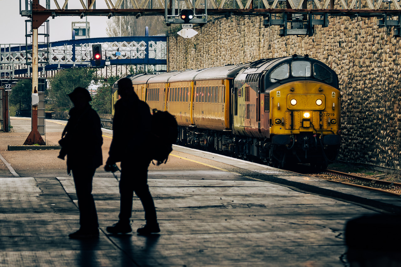 Keen Observers
Network Rail inspection train 1Q79 from Inverness to Mossend takes a 90 minute break at Perth for a crew change on 17th April 2023. Colas Rail Freight Class 37 Nos. 37219 and 37421 were providing the traction.
