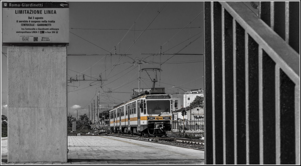 End of the LineA
Line A runs from a shabby terminus station adjacent to the main Roma Terminus to Giardinetti although due to engineering work the line currently ends at Centocelle with passengers advised to catch the 106 bus for onward stations. ATAC operate the services along here using a variety of trams, this shot shows the most modern (1989) of their fleet number 825 arriving at a deserted Centocelle station.
