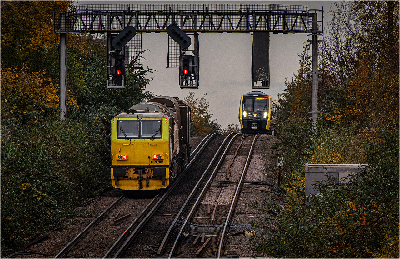Up & Down
The guy in the cab of DR98902 takes a moment to grab a lung full of fresher air as 3S06 a Wigan L.I.P. RHTT circular grinds up the 1 in 30 grade from Moorfields as 777152 working 2G46 13.04 Ormskirk to Liverpool Central starts its descent.

