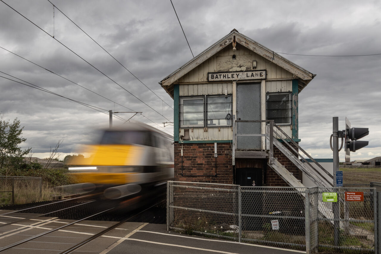 1/25sec 125mph
The aim was to capture the impression of speed. And do they shift past this crossing, a southbound LNER 225 wiith a slow shutter; this is what 1/25th Second at 125mph looks like.
