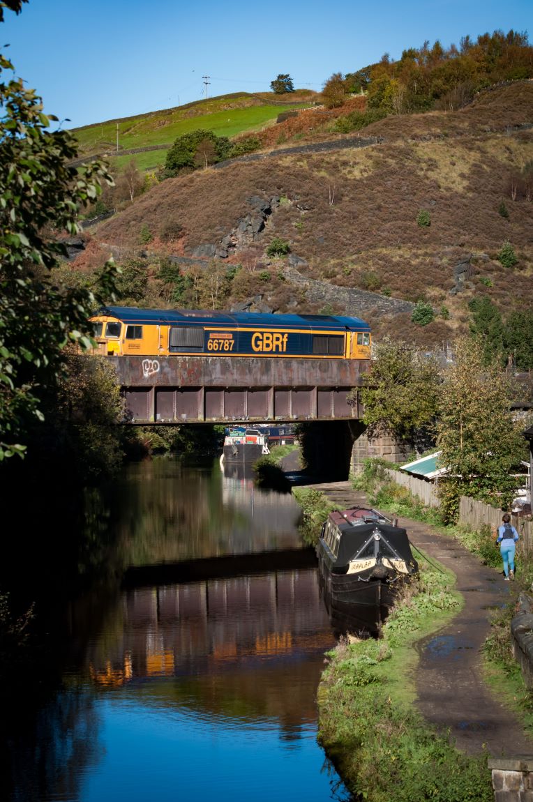 A Tight Squeeze
There was just about enough of a gap to record 66787 on an overbridge crossing the Rochdale Canal near Walsden, Todmorden on 15th October 2023. It was working one of three departmental trains which ran that morning between Mossley and Doncaster, as part of the TransPennine route upgrade.
