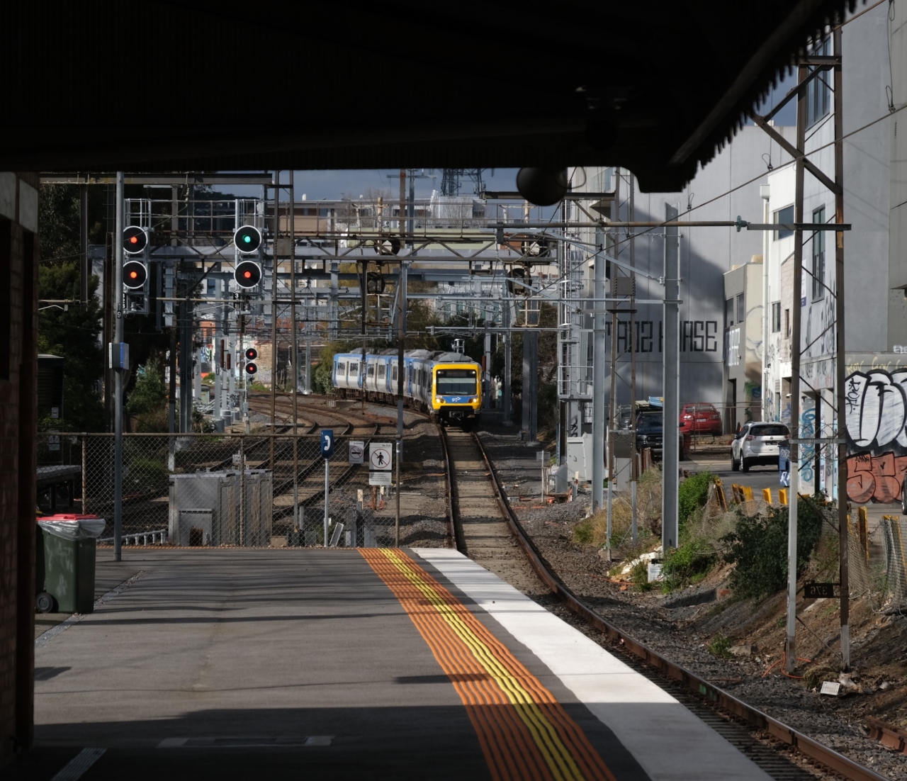 Chatham sans dockyard
City-bound two, three-car Melbourne Metro Xtrapolis EMUs approaching Chatham. All these images are on the Lilydale/Belgrave line which from the city is one as far as... Ringwood. That station in England on the roundabout Castleman's Corkscrew is but a memory but Ringwood down 'ere is a busy station.

