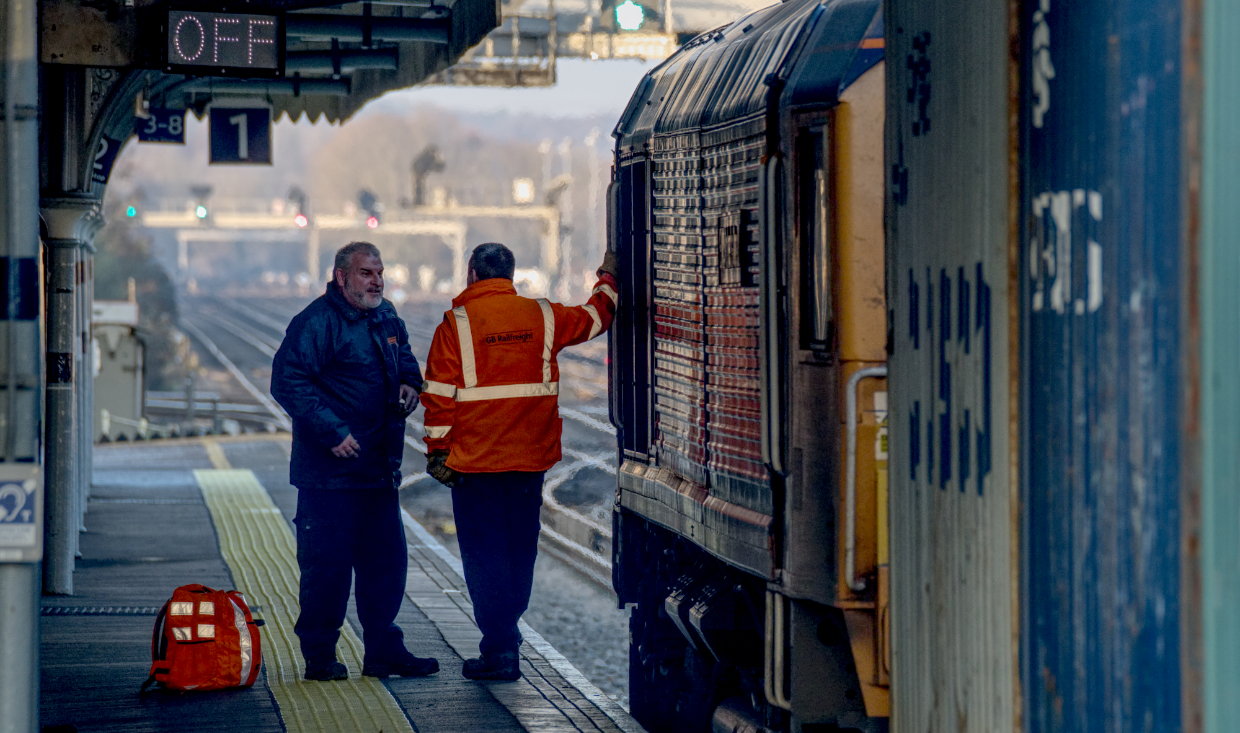 One On One Off
66753 stops for a crew change at Eastleigh on platform 1. She was working the 4M46 1424 Southampton Western Docks to Trafford Park. The two drivers brief each other before the train departs.
