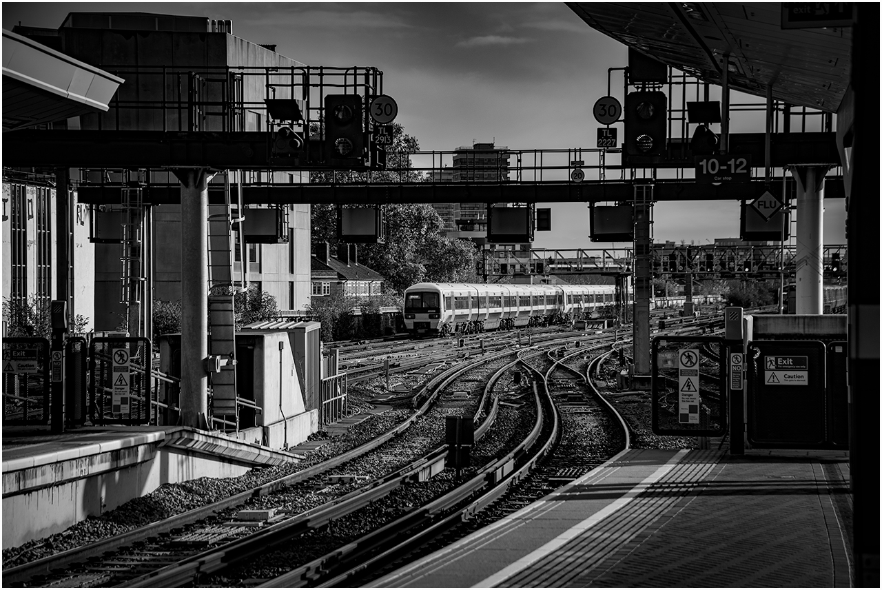 London Bridge Networker
465024 approaches London Bridge on the return loop of the 10:08 Cannon St - Cannon St via Sidcup and Abbey Wood.
