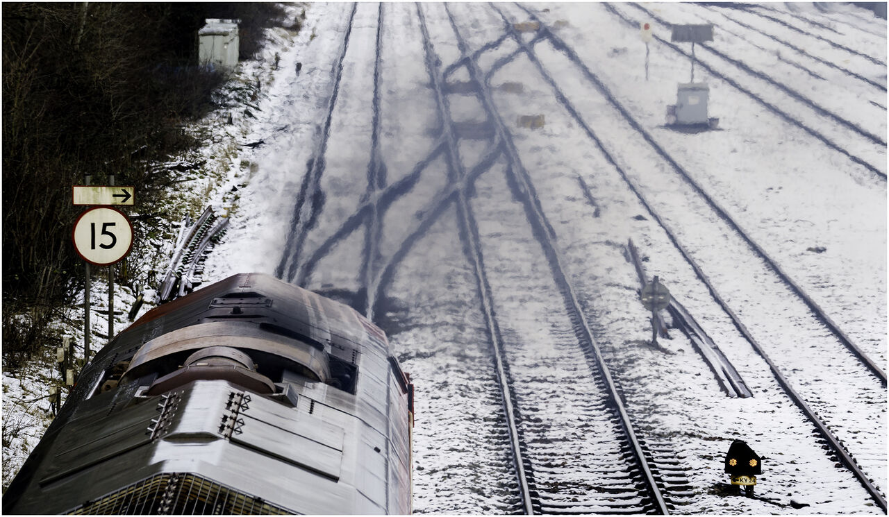 Hot and Cold
The heavy snow left by Storm Goretti the previous evening was melting quickly as class 66 No.66026 proceeds forward past Kingsbury Branch junction with the 6E54 1038 Kingsbury Oil Sdgs to Humber Oil Refinery.
